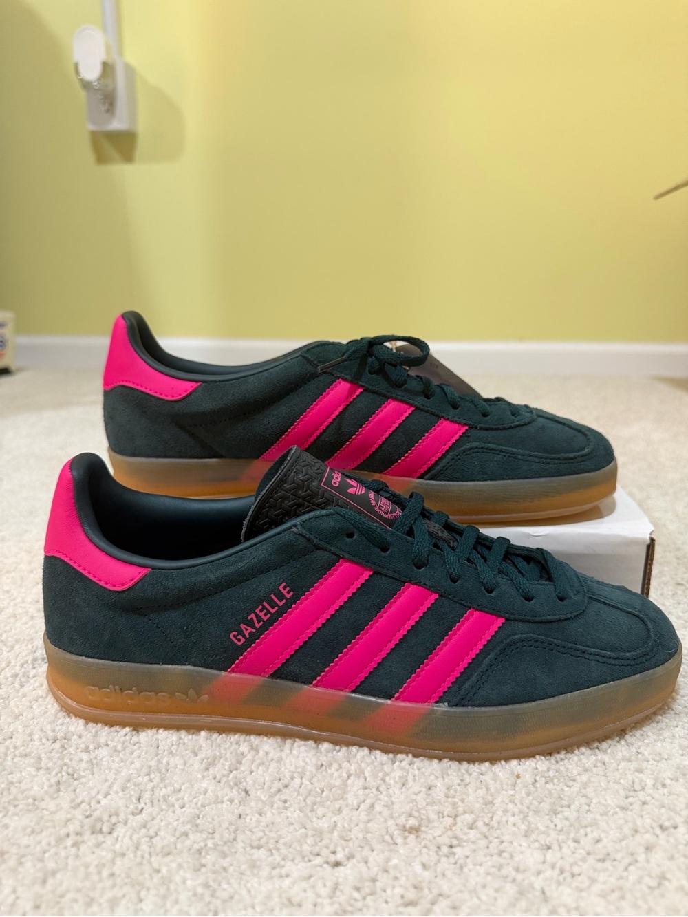 ✨BRAND NEW W/ TAGS AND BOX✨ Adidas Gazelle Dark Green w/ Pink Accents Sneakers